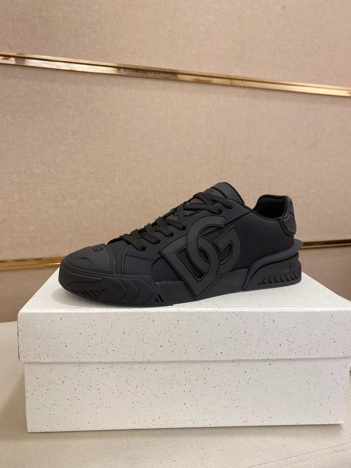 Men's shoes 💰: 660💰 (top quality) The latest sports style DG hot model recommendation, 👉 first launch of men's shoes 😻 I am really crazy about it, top design, impeccable comfort, absolute best-seller, imported cowhide upper, full cowhide lining🐂. Original replica, the latest cool outsole 💥👟Number of codes: 38-44 (45/custom-made, non-refundable)